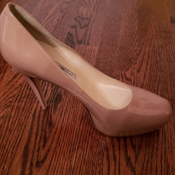 Designer Brian Atwood nude patent leather pump - Picture 6 of 6
